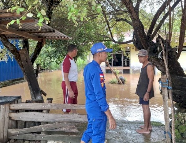 Ditpolairud Polda NTT Turun Tangan Bantu Warga Desa Bolok Bersihkan Rumah Usai Banjir*