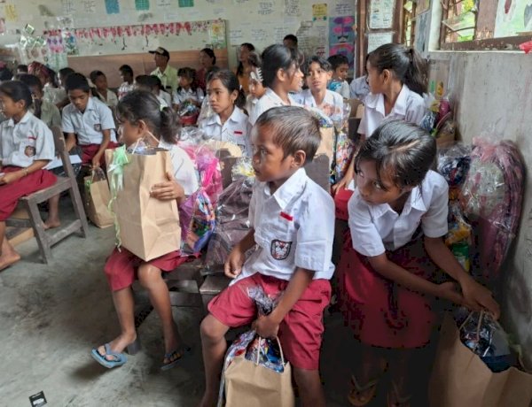 Peduli Pendidikan di Sumba Timur, Wakapolda NTT Beri Bantuan Untuk Siswa dan Sekolah