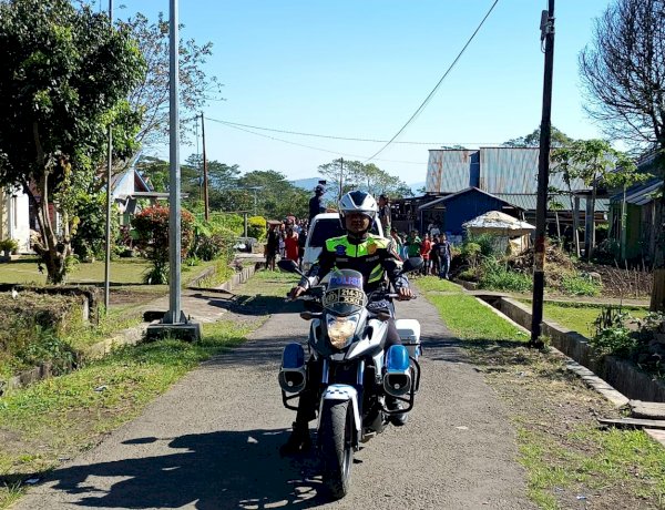 POLRES MANGGARAI MELAKSANAKAN PENGAMANAN DAN PENGAWALAN PROSESI TABLO JALAN SALIB STASI CAREP PAROKI KUMBA