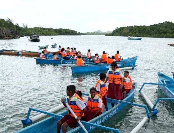 Kapolda NTT Serahkan Perahu dan Sembako untuk Anak Pesisir di Landu