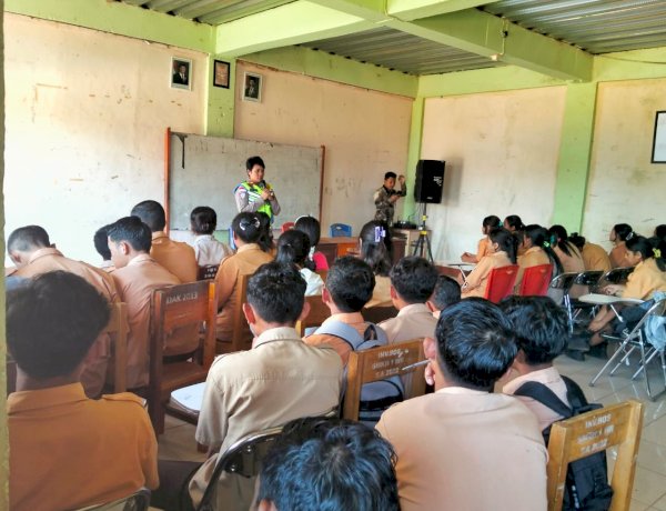 Police Goes To School Satlantas Polres Manggarai di SMKN 1 Wae Ri’i, Edukasi Tertib Berlalu Lintas Sejak Dini