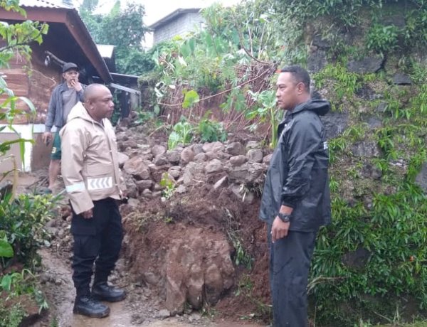 BHABINKAMTIBMAS POLRES MANGGARAI GERAK CEPAT TANGANI LONGSOR DI KELURAHAN TENDA, WARGA DIMINTA TINGKATKAN KEWASPADAAN