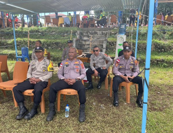 POLRES MANGGARAI LAKSANAKAN PENGAMANAN TURNAMEN SEPAK BOLA DAN VOLI DALAM RANGKA DIES NATALIS KE-67 UNIKA SANTU PAULUS RUTENG