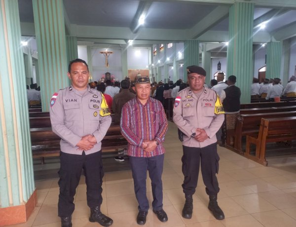 POLRI HADIR AMANKAN MISA KRISMA DAN PELANTIKAN PENGURUS PAROKI DI GEREJA ST. MIKHAEL KUMBA