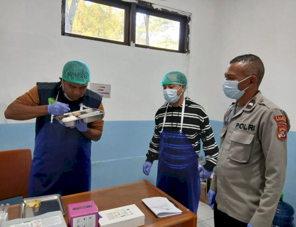 POLRES MANGGARAI LAKSANAKAN PEMERIKSAAN KEAMANAN MAKANAN PROGRAM MBG DI SPPG YAYASAN KEMALA BHAYANGKARI