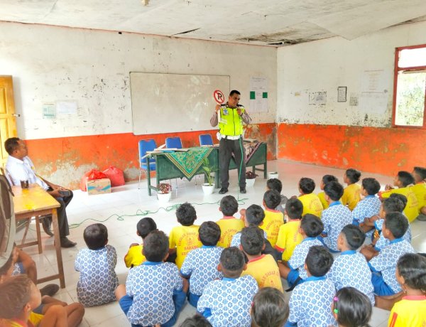 SAT LANTAS POLRES MANGGARAI GELAR POLISI SAHABAT ANAK, TANAMKAN KESADARAN TERTIB LALU LINTAS SEJAK DINI DI SDI BARANG
