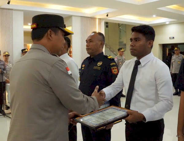 *Berhasil Ungkap Kasus 11 Juta Rokok Ilegal di Perbatasan, Kapolda NTT Beri Penghargaan kepada Personel Polri dan Bea Cukai*