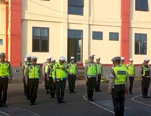 SATLANTAS POLRES MANGGARAI LAKSANAKAN PENGATURAN ARUS LALU LINTAS DAN BANTU PENYEBERANGAN PELAJAR DI WILAYAH HUKUM POLRES MANGGARAI