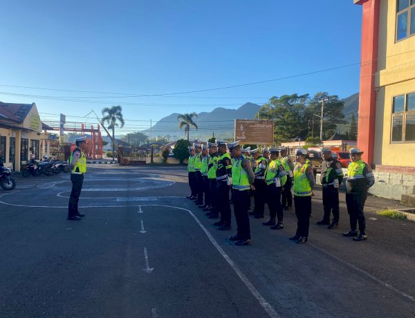 SATLANTAS POLRES MANGGARAI LAKSANAKAN PENGATURAN ARUS LALU LINTAS DAN PELAYANAN PAGI, WUJUDKAN KEAMANAN SERTA KESELAMATAN PENGGUNA JALAN