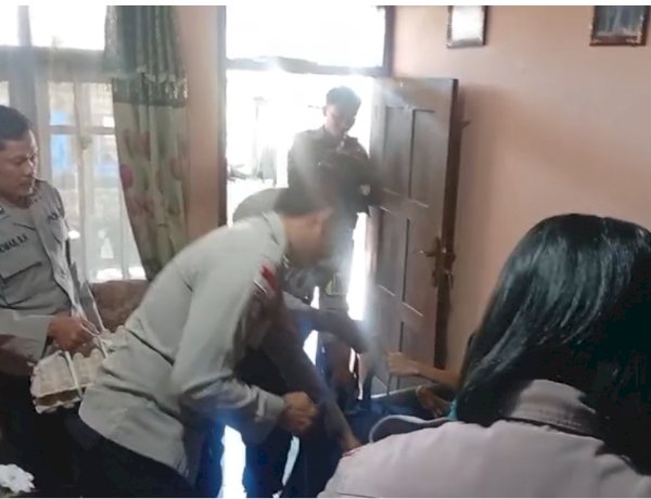 MENYAMBUT HARI BHAYANGKARA KE-80, SATUAN BINMAS POLRES MANGGARAI BERBAGI KASIH DENGAN MENYALURKAN SEMBAKO KEPADA PENYANDANG DISABILITAS
