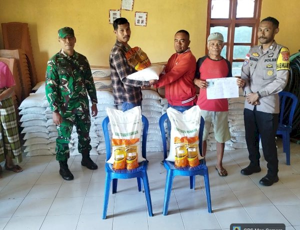 Pastikan Bantuan Tepat Sasaran, Bhabinkamtibmas Desa Papang Kawal Ketat Penyaluran Beras dan Minyak Goreng