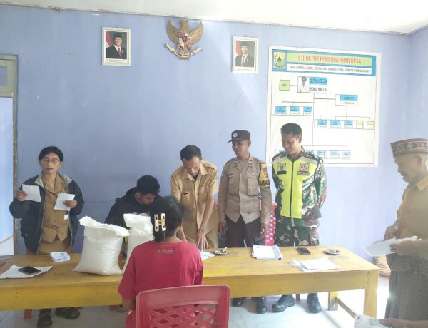 Bhabinkamtibmas Polres Manggarai Bersama Babinsa Kawal Pendistribusian Bantuan Pangan di Desa Bangka Ajang