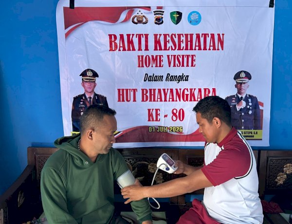 SAMBUT HARI BHAYANGKARA KE-80, POLRES MANGGARAI GELAR BAKTI KESEHATAN MELALUI HOME VISIT BAGI PERSONEL YANG SAKIT
