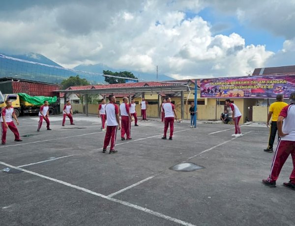 MEMBANGUN SPORTIVITAS DAN MENJAGA KEBUGARAN , POLRES MANGGARAI GELAR TURNAMEN BOLA VOLI ANTAR FUNGSI SAMBUT HARI BHAYANGKARA KE-80