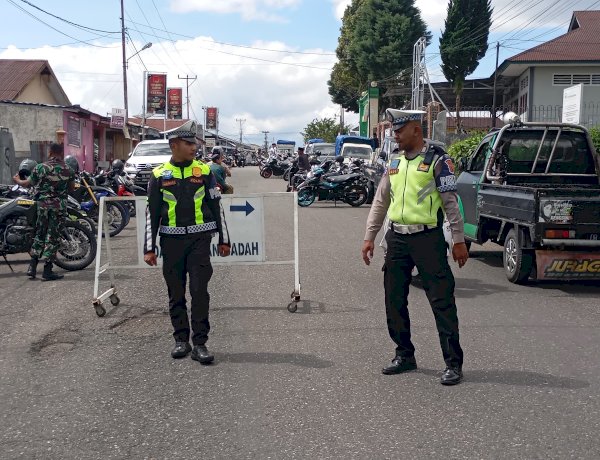 SATLANTAS POLRES MANGGARAI BERIKAN PELAYANAN PRIMA MELALUI PENGAMANAN DAN PENGATURAN LALU LINTAS SAAT PELAKSANAAN SHOLAT JUMAT DI MASJID BAITURRAHMAN KUMBA
