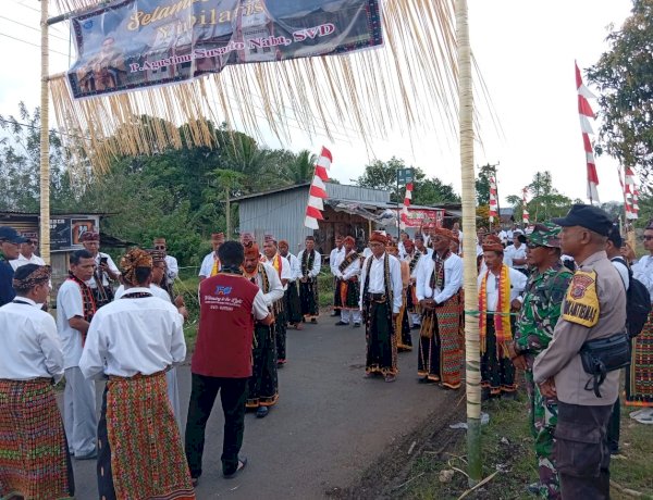 Bhabinkamtibmas Reok Barat Laksanakan Pengamanan Penjemputan Yubilaris dalam Rangka Pesta Perak 25 Tahun Imamat