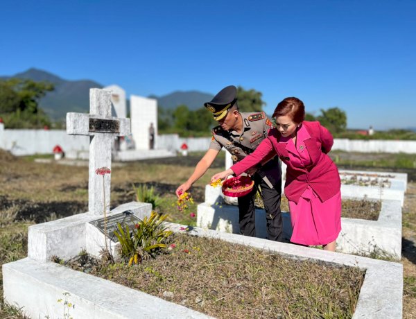 Kapolres Manggarai Pimpin Upacara Ziarah Rombongan dan Tabur Bunga di TMP Lalong Tanah Karot dalam Rangka HUT Bhayangkara Ke-80