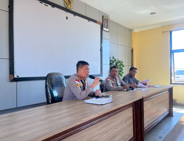 Kapolres Manggarai Berikan Arahan kepada Kapolsek dan Bhabinkamtibmas Jelang Pelaksanaan Pemilihan Kepala Desa