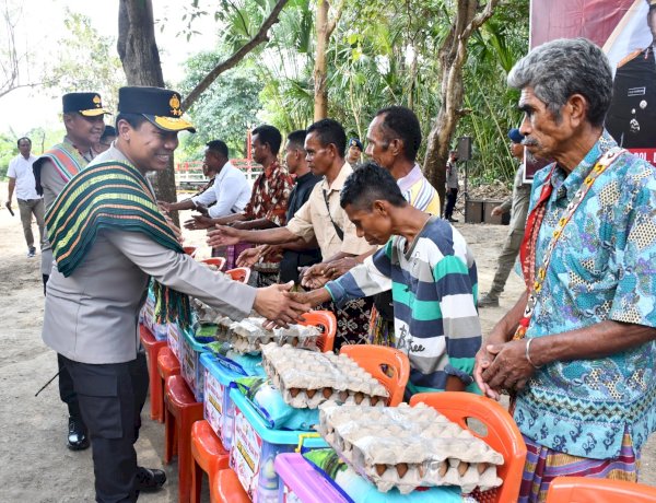 Kapolda NTT Salurkan Bantuan Sosial kepada Warga Desa Benu Usai Resmikan Jembatan Merah Putih