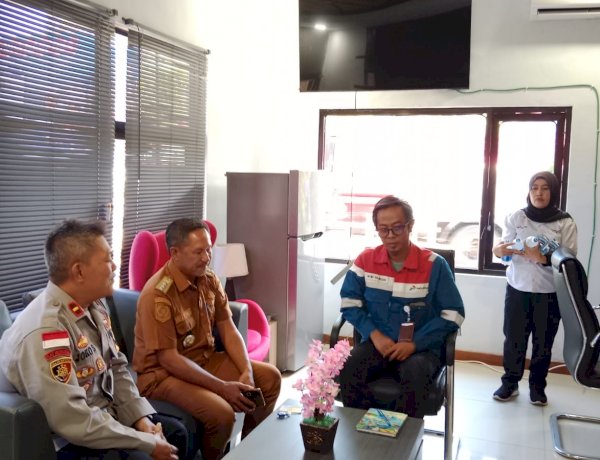 RESPON DAN GERAK CEPAT POLSEK REO, POLRES MANGGARAI ANTISIPASI ANTRIAN PANJANG PENGISIAN BBM DI SPBU REO