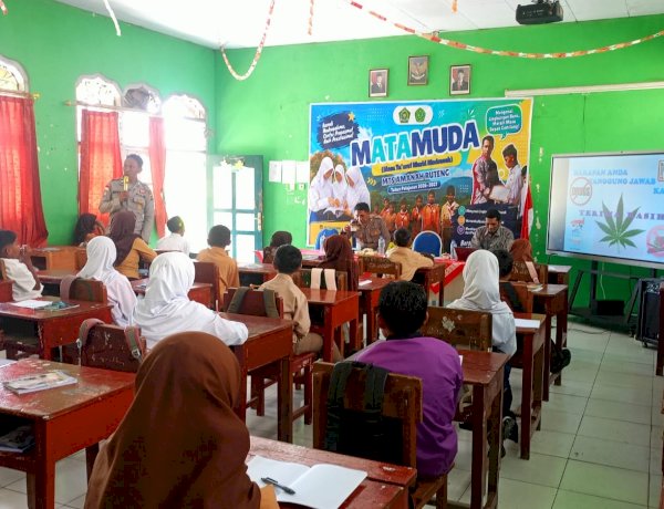 POLISI MASUK SEKOLAH*: _Polres Manggarai Edukasi Siswa Baru MTs Amanah Ruteng tentang Bahaya Bullying, Narkoba, dan Penyalahgunaan Teknologi_