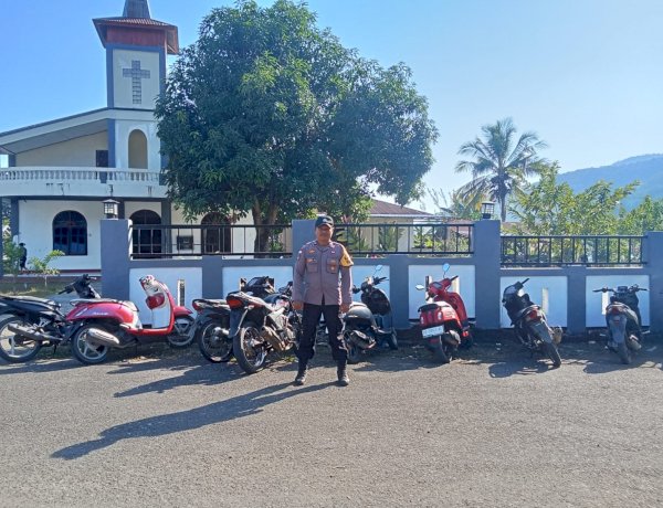 Personel Polres Manggarai Laksanakan Pengamanan Misa Hari Minggu, Wujud Nyata Pelayanan Polri untuk Menjamin Rasa Aman dan Khidmat Beribadah