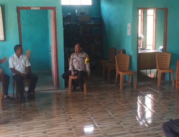 BHABINKAMTIBMAS POLSEK REO PERKUAT SINERGI DENGAN APARAT DESA WATU BAUR DALAM MENJAGA KAMTIBMAS DAN PERSIAPAN HUT RI KE-81