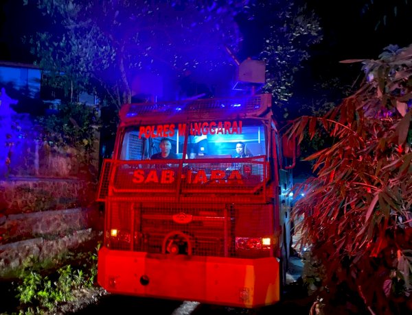 Personel Polres Manggarai Sigap Bantu Padamkan Kebakaran Rumah Warga di Rangkat