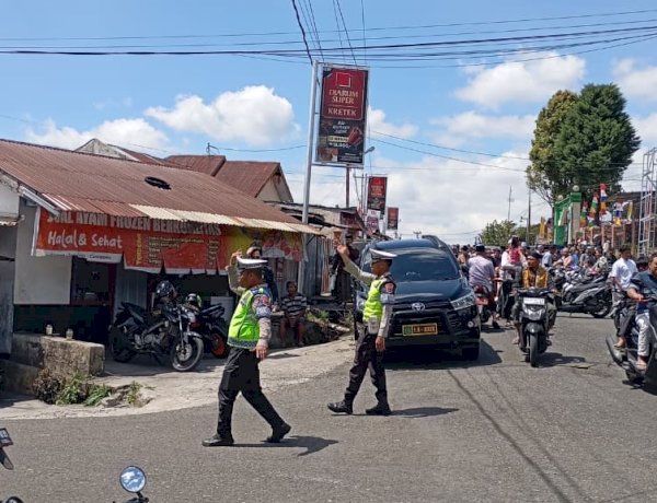 Satlantas Polres Manggarai Laksanakan Pengamanan Arus Lalu Lintas Saat Sholat Jumat di Masjid Baiturahman Kumba
