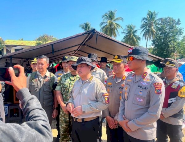 Wakapolda NTT Dampingi Astamaops Kapolri Tinjau Posko Pengungsian Korban Gempa di Reo
