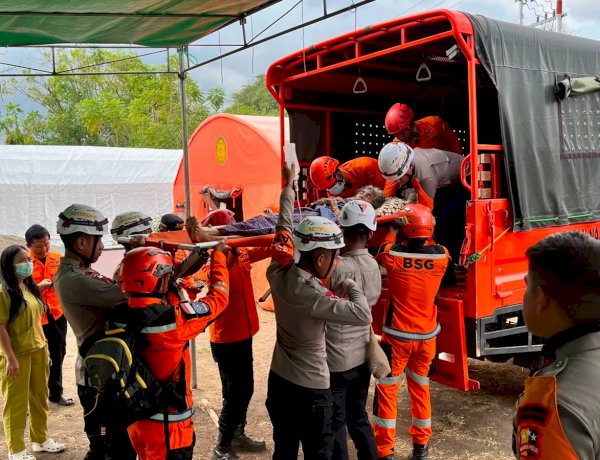 Tenaga Kesehatan Pusdokkes Polri dan Biddokkes Polda NTT Bantu Persalinan Korban Gempa di Tenda Pengungsian