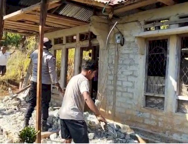 Bhabinkamtibmas Desa Golo Woi Bantu Warga Bersihkan Material Bangunan Pascagempa