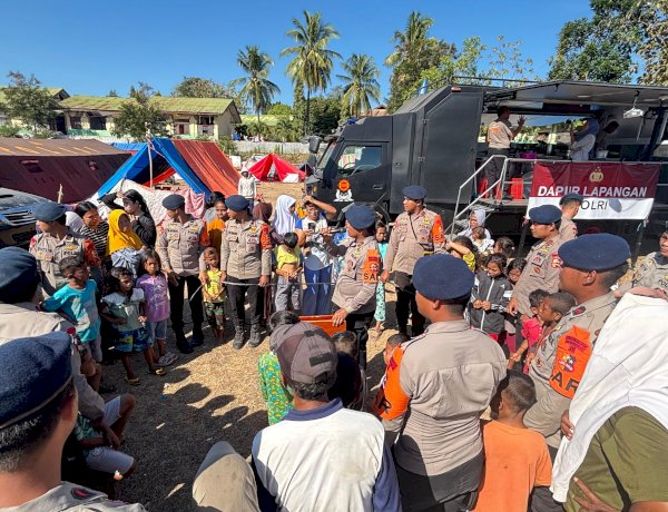 KORP BRIMOB KELAPA DUA LAKUKAN TRAUMA HEALING DI POSKO BARANG KOLONG REO, BANTU PULIHKAN PSIKOLOGIS ANAK PASCA GEMPA FLORES