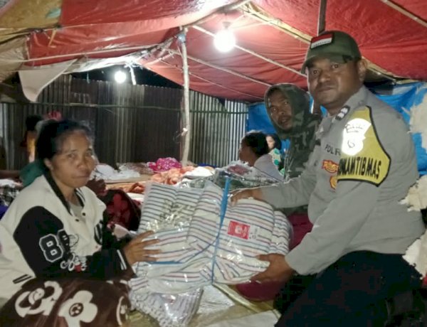 Bhabinkamtibmas Desa Nao Salurkan Bantuan Polda Jateng kepada Warga Terdampak Gempa