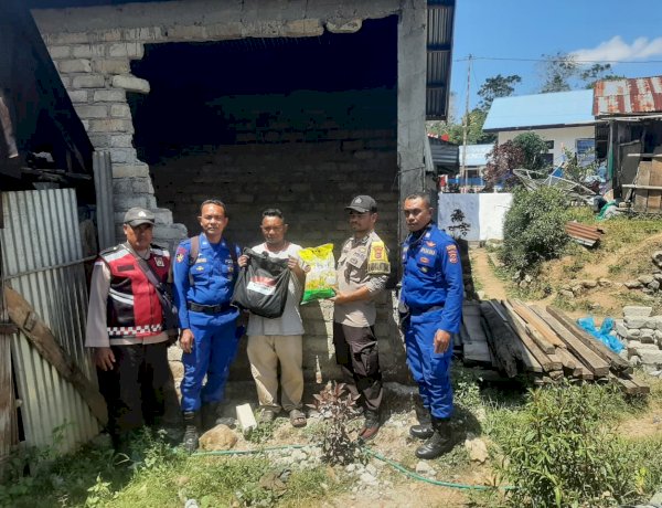 Bhabinkamtibmas Reok Barat Salurkan Bantuan Sembako dari Kapolri kepada Korban Gempa
