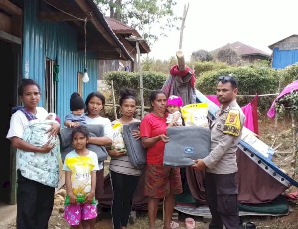 Bhabinkamtibmas Reok Barat Salurkan Bantuan Sembako Kapolri untuk Korban Gempa di Desa Loce
