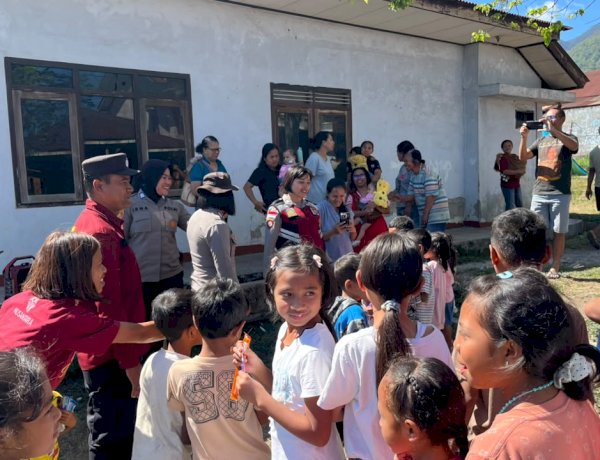 Polwan Polres Manggarai Terus Hadir, Berikan Trauma Healing bagi Anak-anak Terdampak Gempa di Mbaumuku