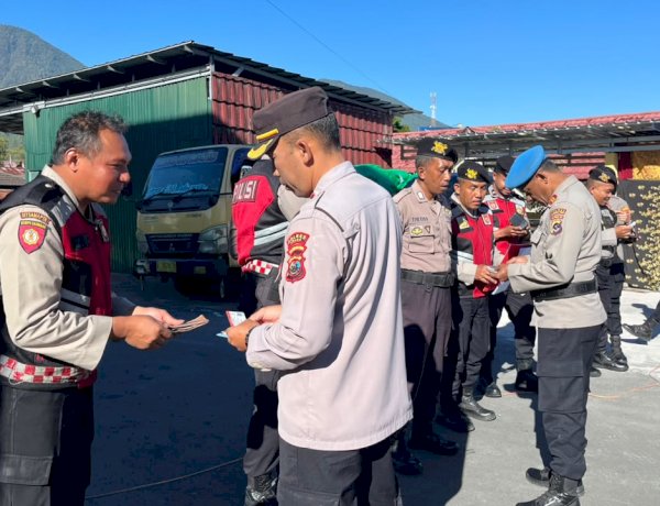 Di Tengah Penanganan Bencana, Polres Manggarai Tetap Pastikan Disiplin dan Kelengkapan Personel