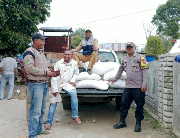 Bhabinkamtibmas Dampingi Penyaluran Bantuan Beras bagi Warga Terdampak Bencana di Desa Nao