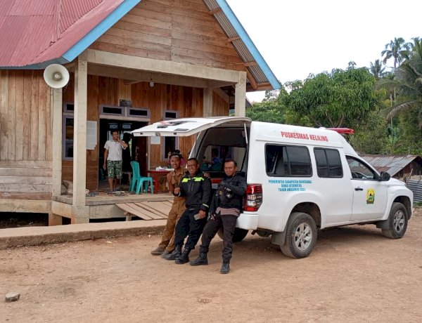 Bhabinkamtibmas Lelak Kawal Pelayanan Kesehatan bagi Pengungsi Terdampak Bencana di Desa Urang