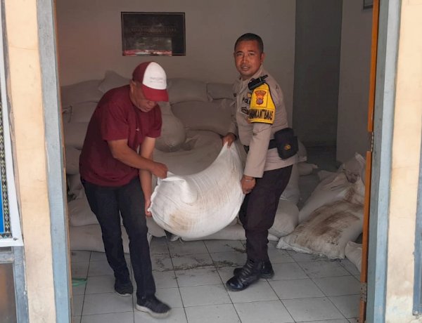 Bhabinkamtibmas Buar Kawal Pendropingan Bansos bagi Korban Gempa di Rahong Utara