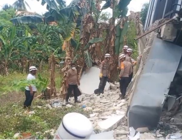 PASCA GEMPA, PERSONEL POLSEK REO BERSAMA BRIMOB BANTU WARGA EVAKUASI MATERIAL BANGUNAN ROBOH