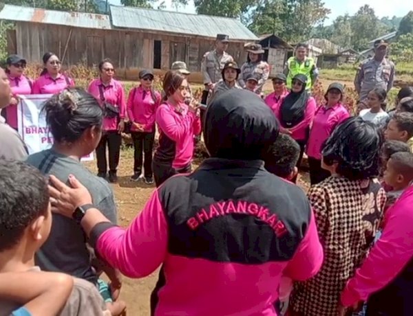 KETUA BHAYANGKARI CABANG MANGGARAI PIMPIN AKSI BHAYANGKARI PEDULI, SALURKAN BANTUAN DAN HADIRKAN TRAUMA HEALING BAGI KORBAN GEMPA