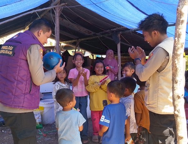 Polres Manggarai Bersama Polda NTB Hadirkan Keceriaan bagi Anak Penyintas Gempa di Reok Barat
