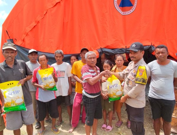 Bhabinkamtibmas Reok Barat Salurkan Bantuan Sembako dan Obat-obatan kepada Korban Gempa di Kampung Golo Kukung