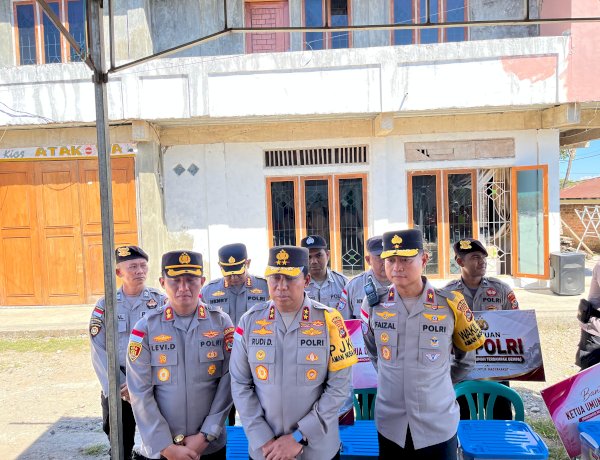 Kapolda NTT dan Ketua Bhayangkari Serahkan Bantuan Kapolri dan Ketua Umum Bhayangkari untuk Personel Terdampak Gempa
