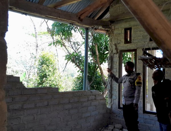 Bhabinkamtibmas Desa Buar Cek Kondisi Rumah Warga Terdampak Gempa Bumi di Rahong Utara