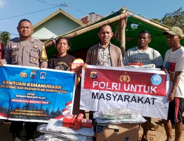 Bhabinkamtibmas Desa Nao Salurkan Bantuan Polda Jateng kepada Warga Terdampak Gempa di Desa Ruang