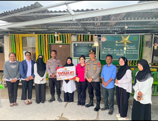 KAPOLRES MANGGARAI SERAHKAN BANTUAN RENOVASI SEKOLAH TERDAMPAK GEMPA DARI KAPOLDA NTT  UNTUK  MI DEEM ASSALAM  RUTENG