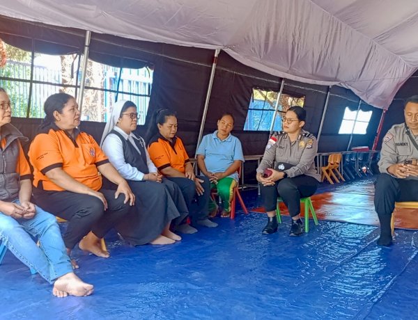 Sat Binmas Polres Manggarai Berikan Trauma Healing kepada Guru dan Suster TK Santa Clara Redong Pascagempa